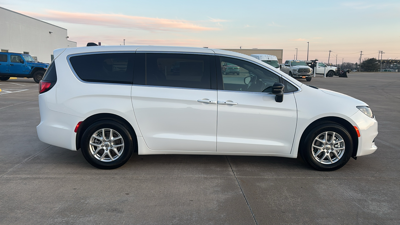 2025 Chrysler Voyager LX 9