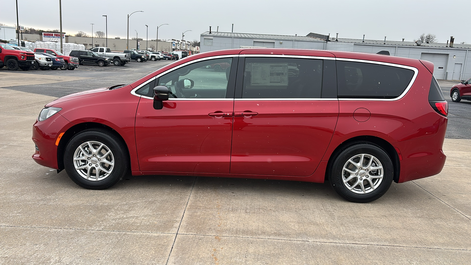 2025 Chrysler Voyager LX 5