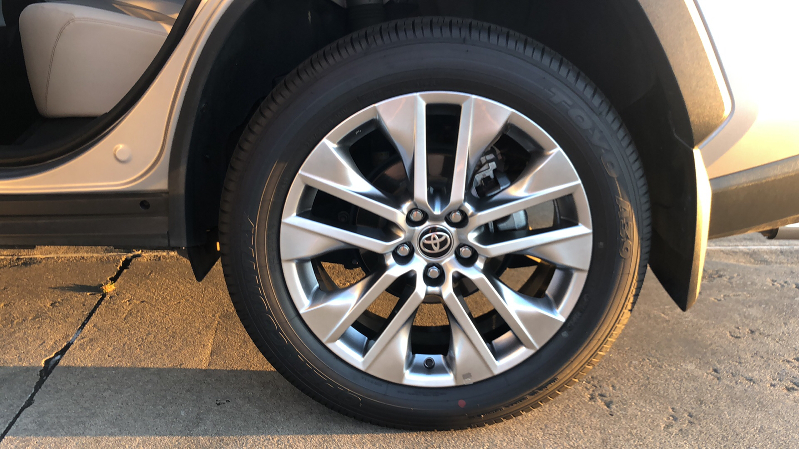 2019 Toyota RAV4 XLE Premium 14