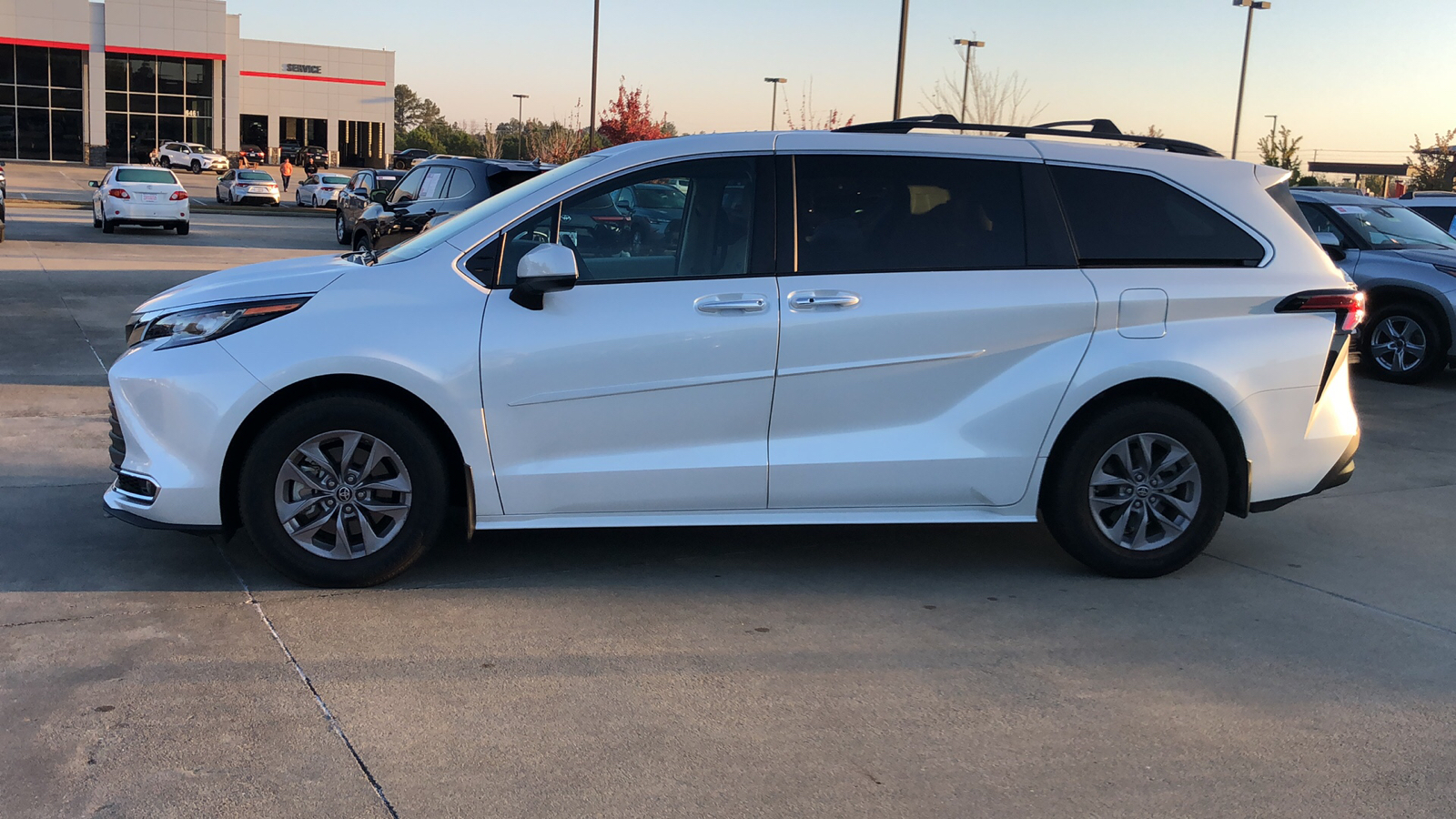 2022 Toyota Sienna XLE 2