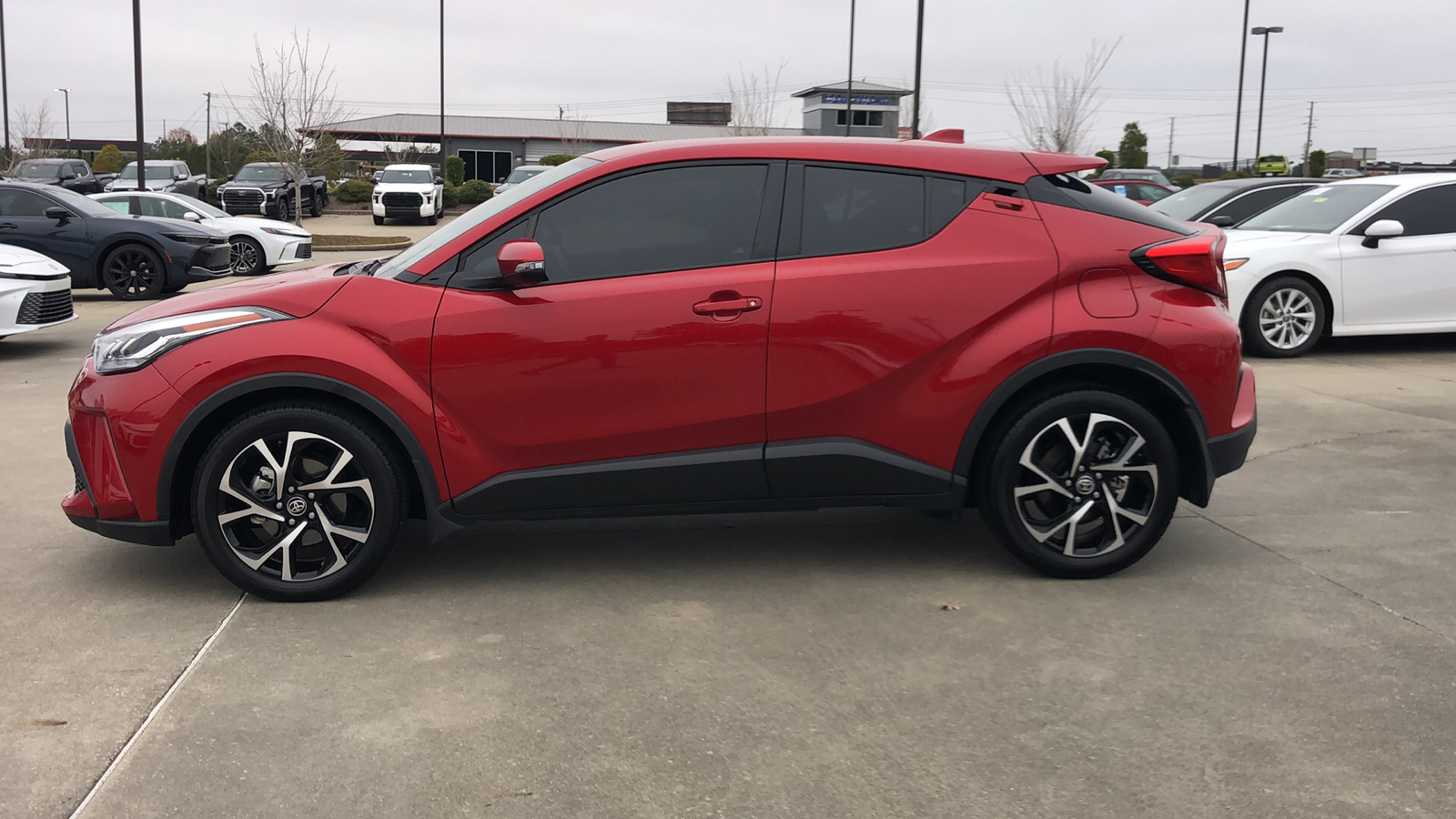 2022 Toyota C-HR XLE 2