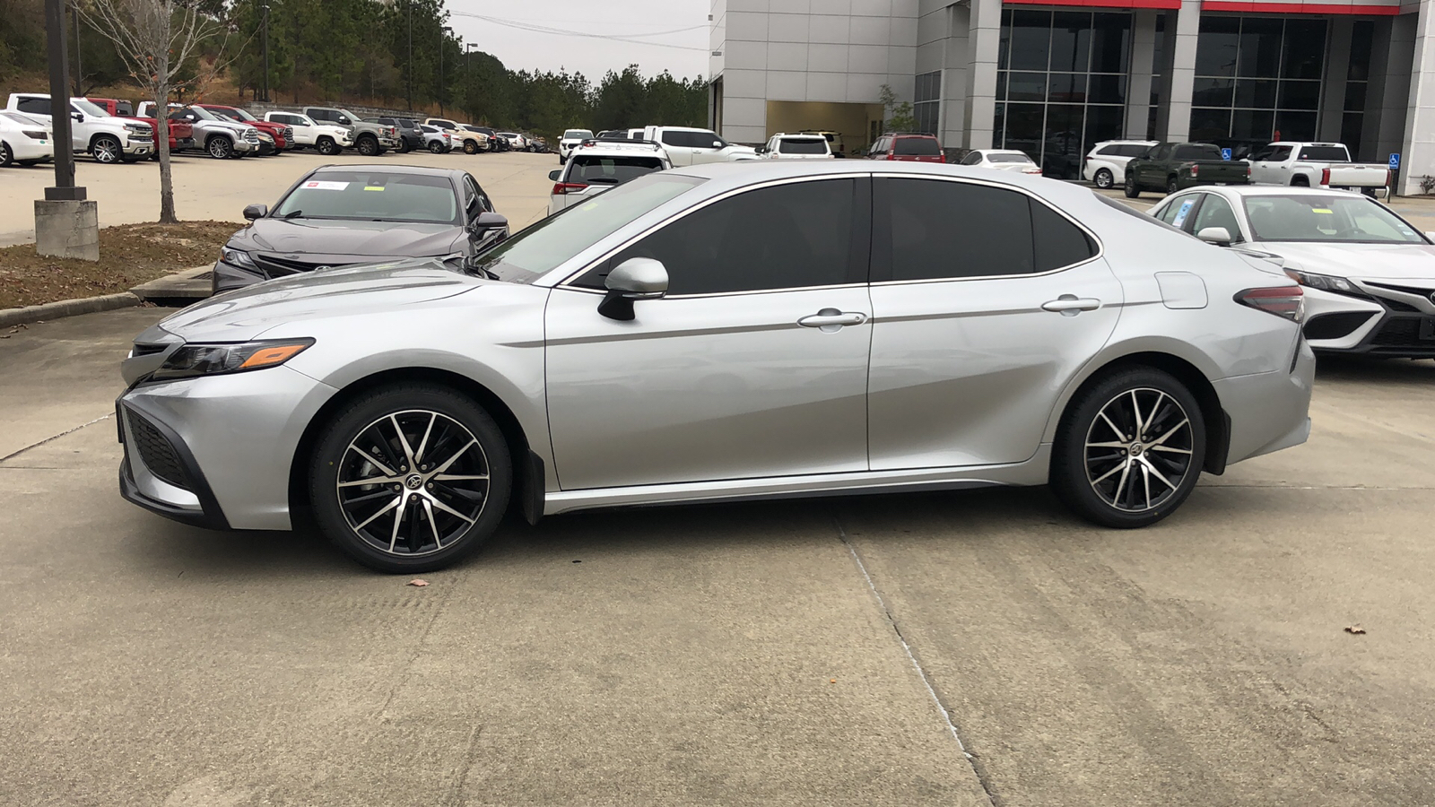 2023 Toyota Camry SE 2