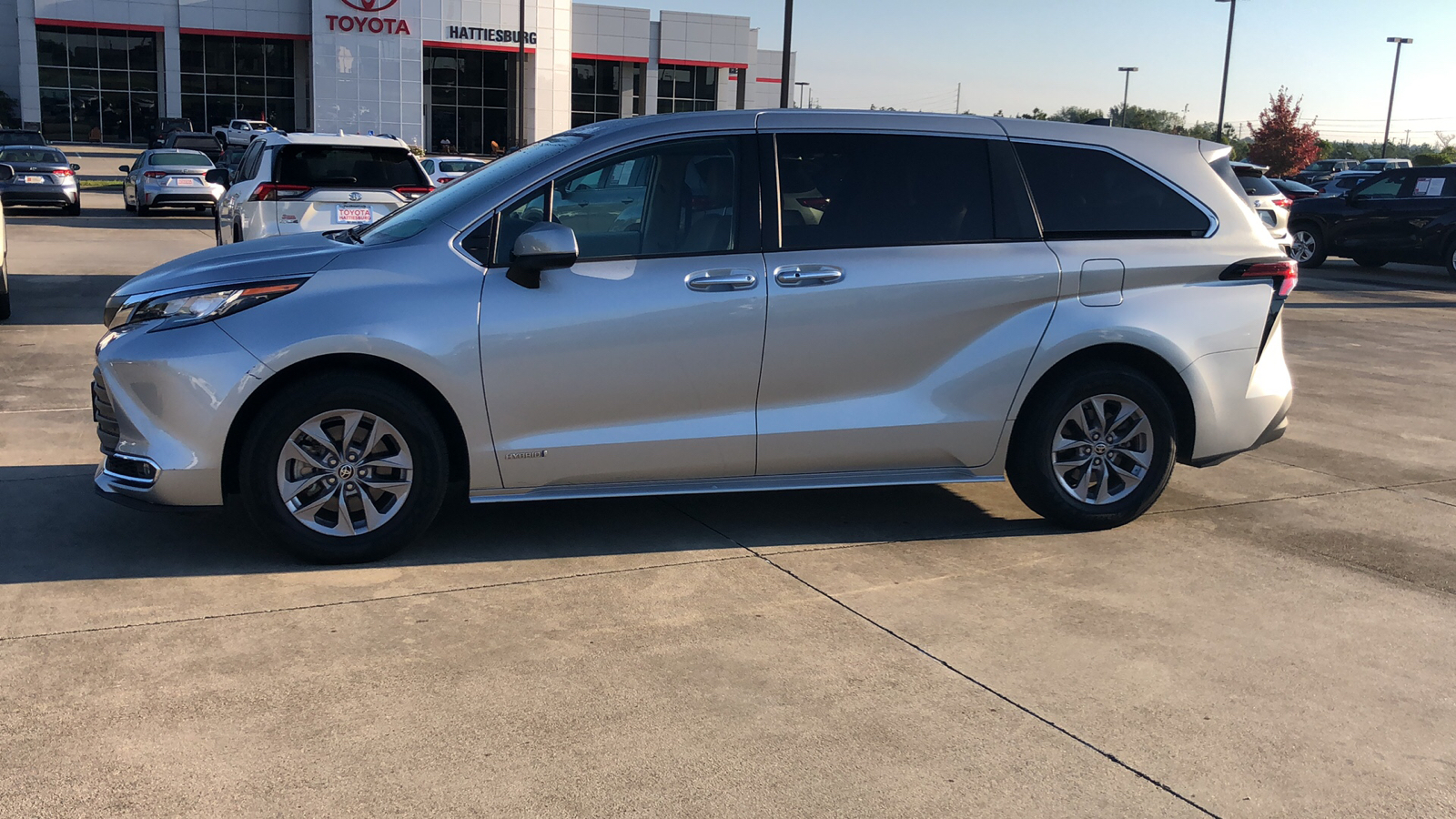 2021 Toyota Sienna XLE 2