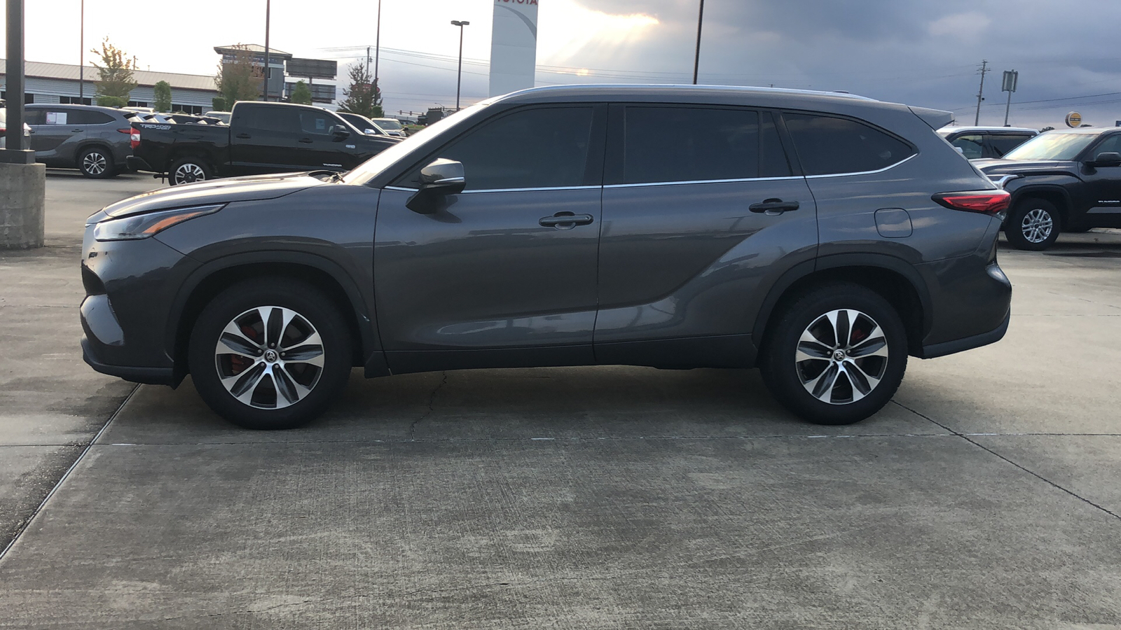 2021 Toyota Highlander XLE 2