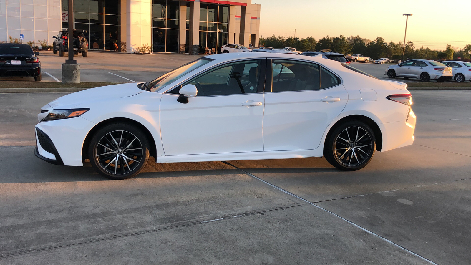 2023 Toyota Camry SE 2