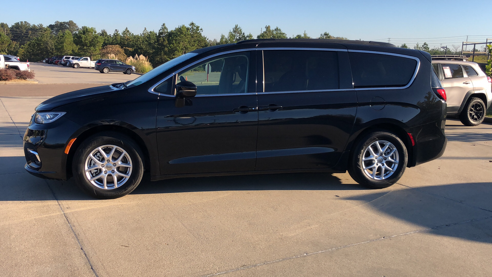 2022 Chrysler Pacifica Touring L 2