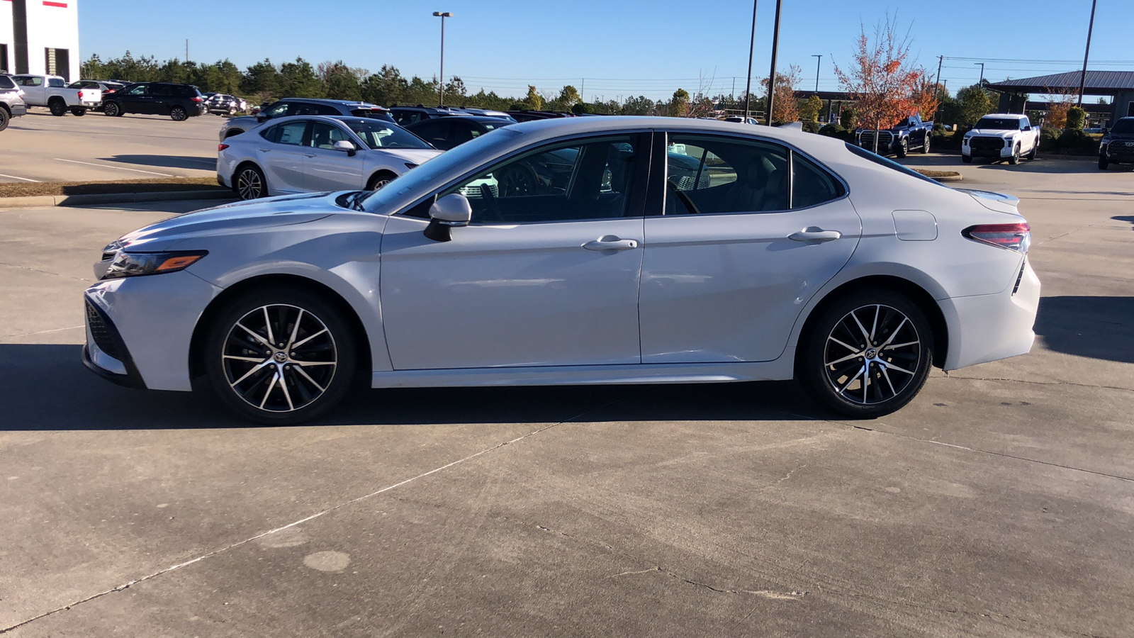 2023 Toyota Camry SE 2