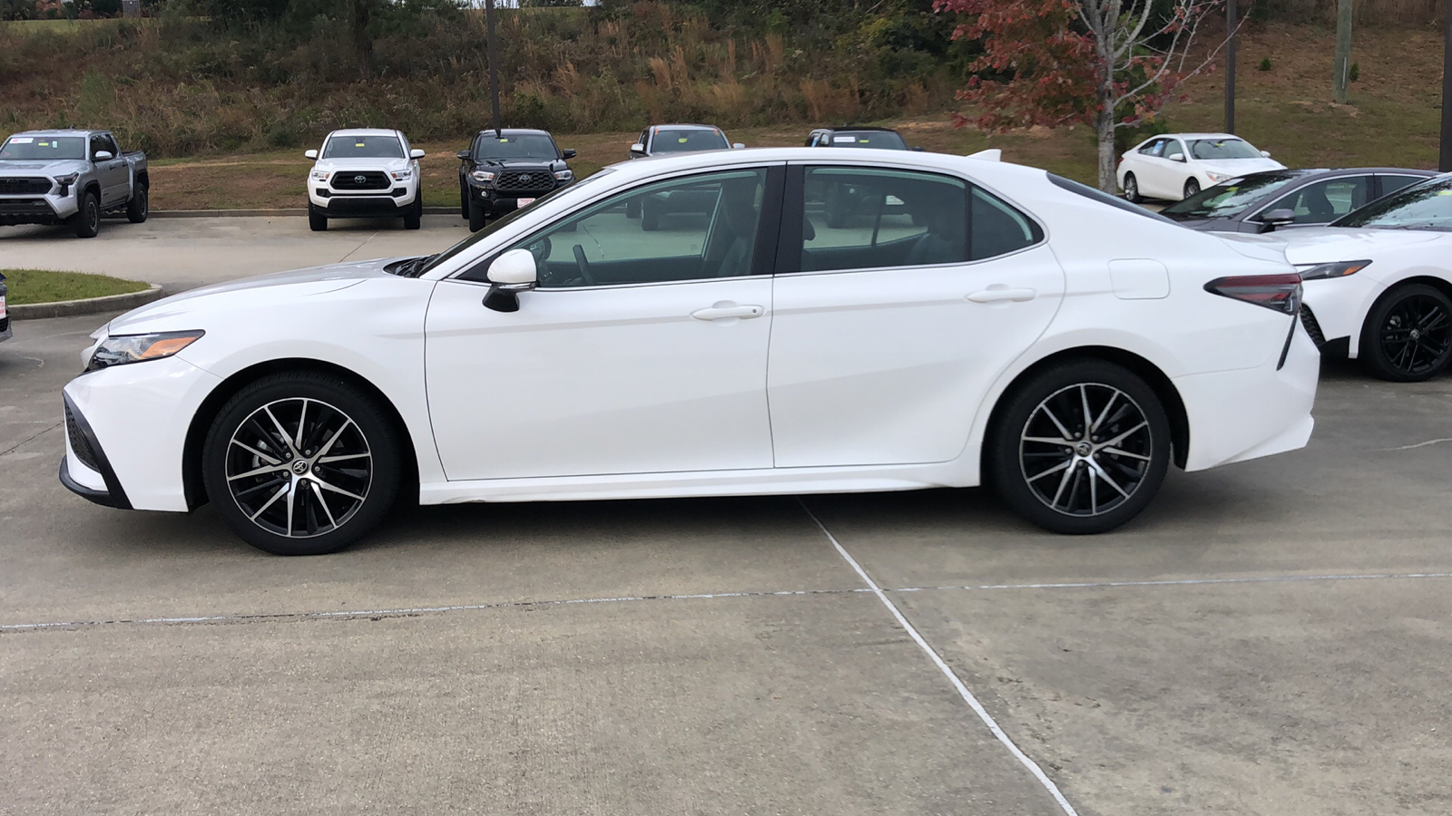 2023 Toyota Camry SE 2