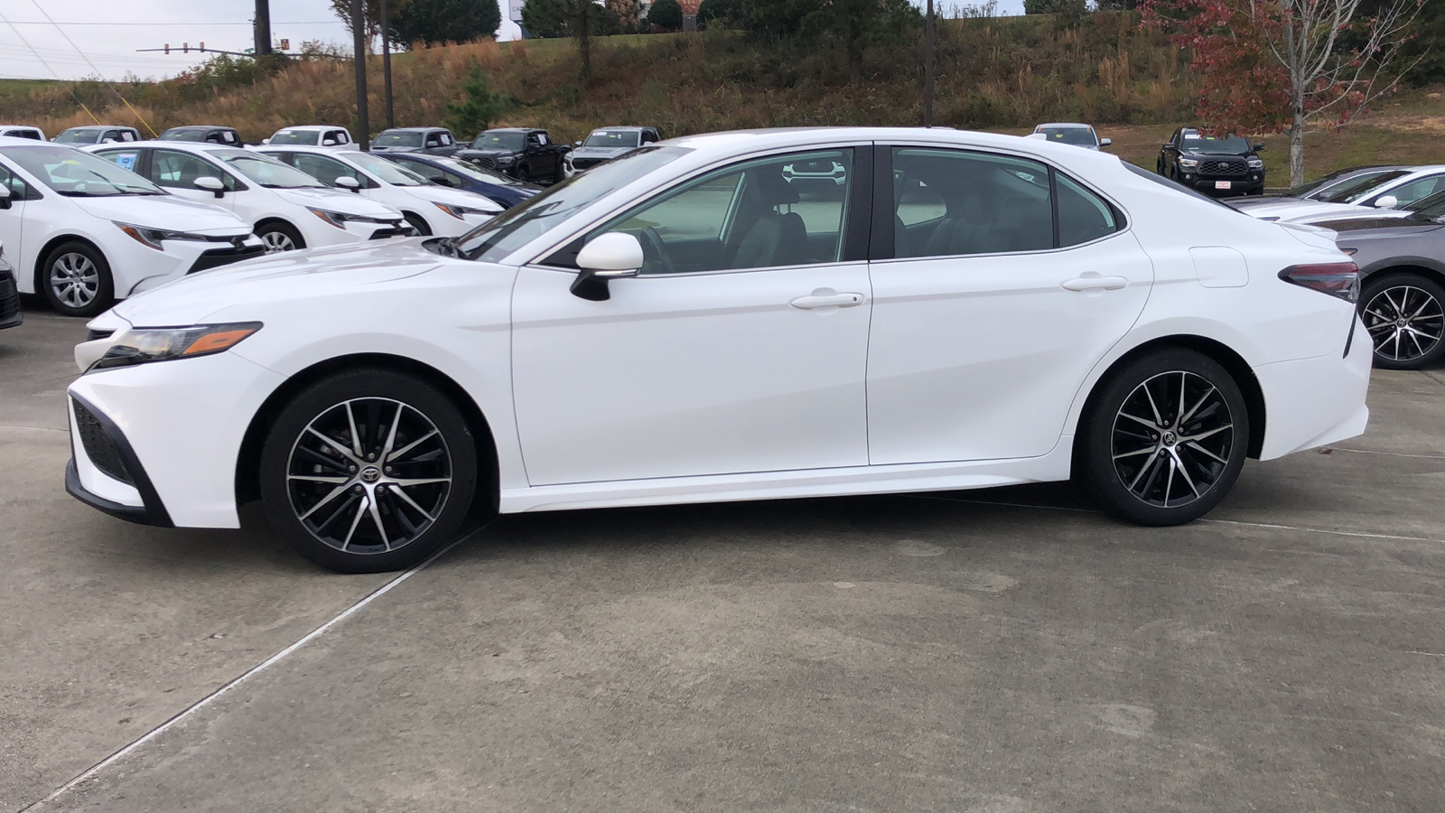 2022 Toyota Camry SE 2