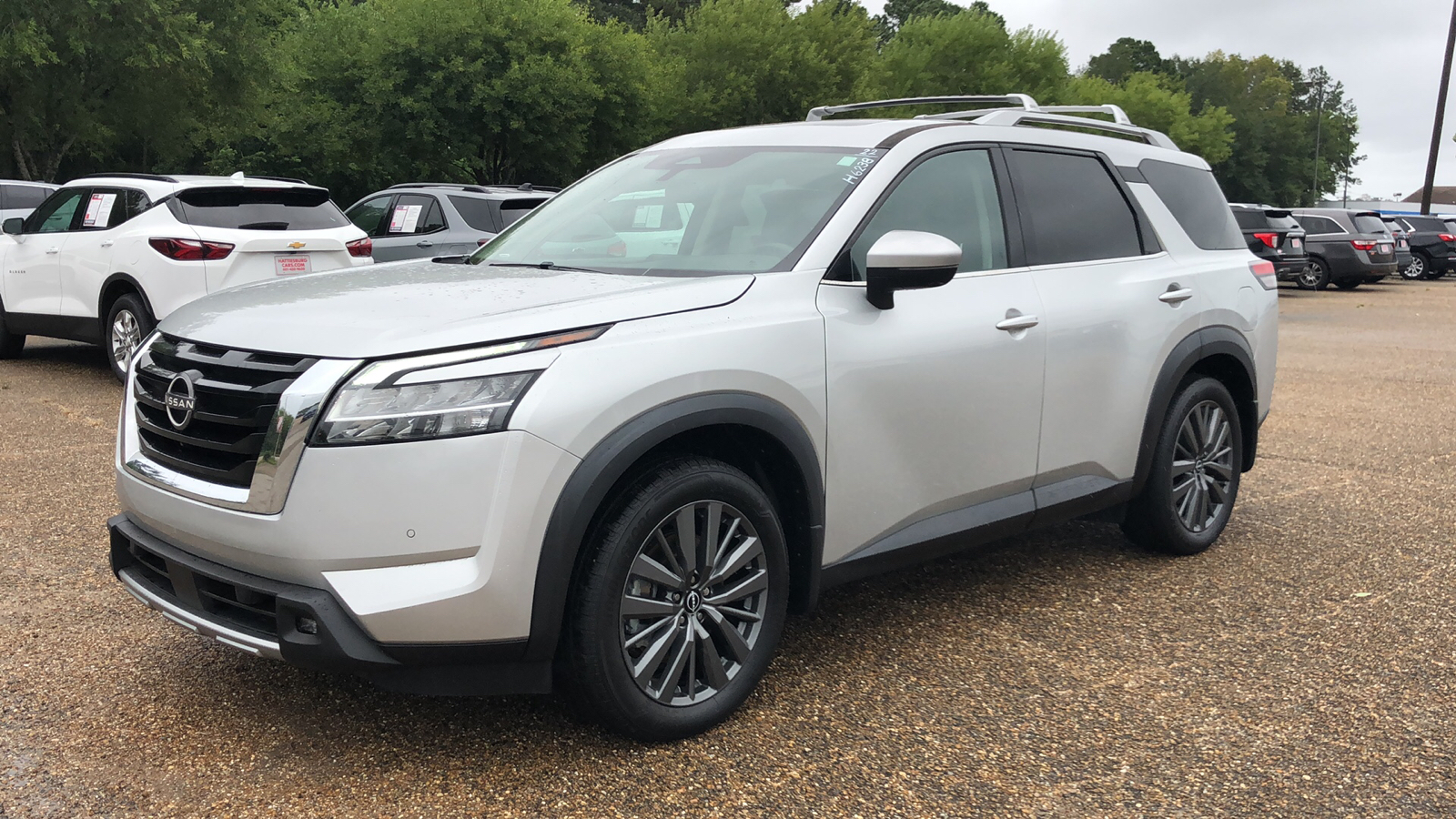 2022 Nissan Pathfinder SL 1