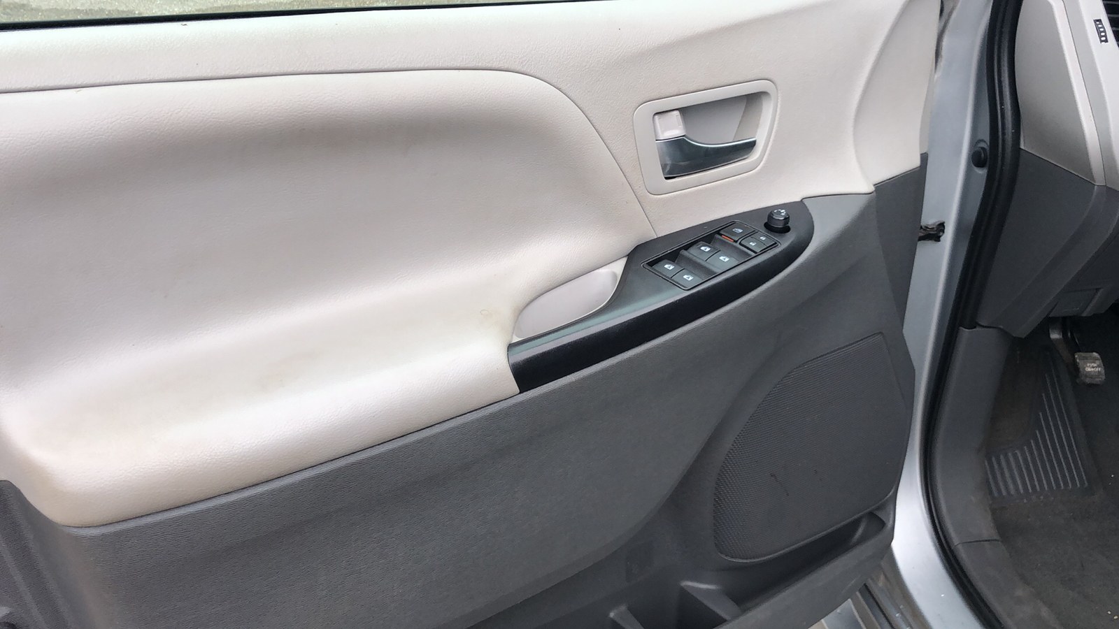 2020 Toyota Sienna LE Auto Access Seat 4