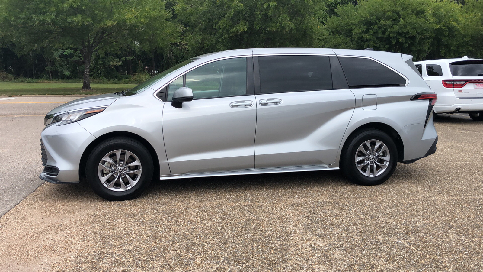 2022 Toyota Sienna LE 2