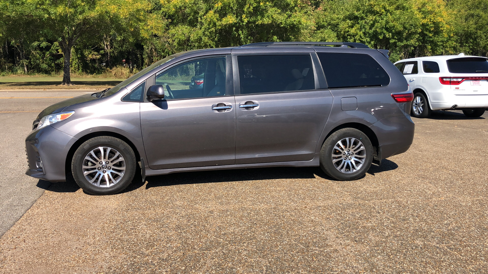 2020 Toyota Sienna XLE Premium 2