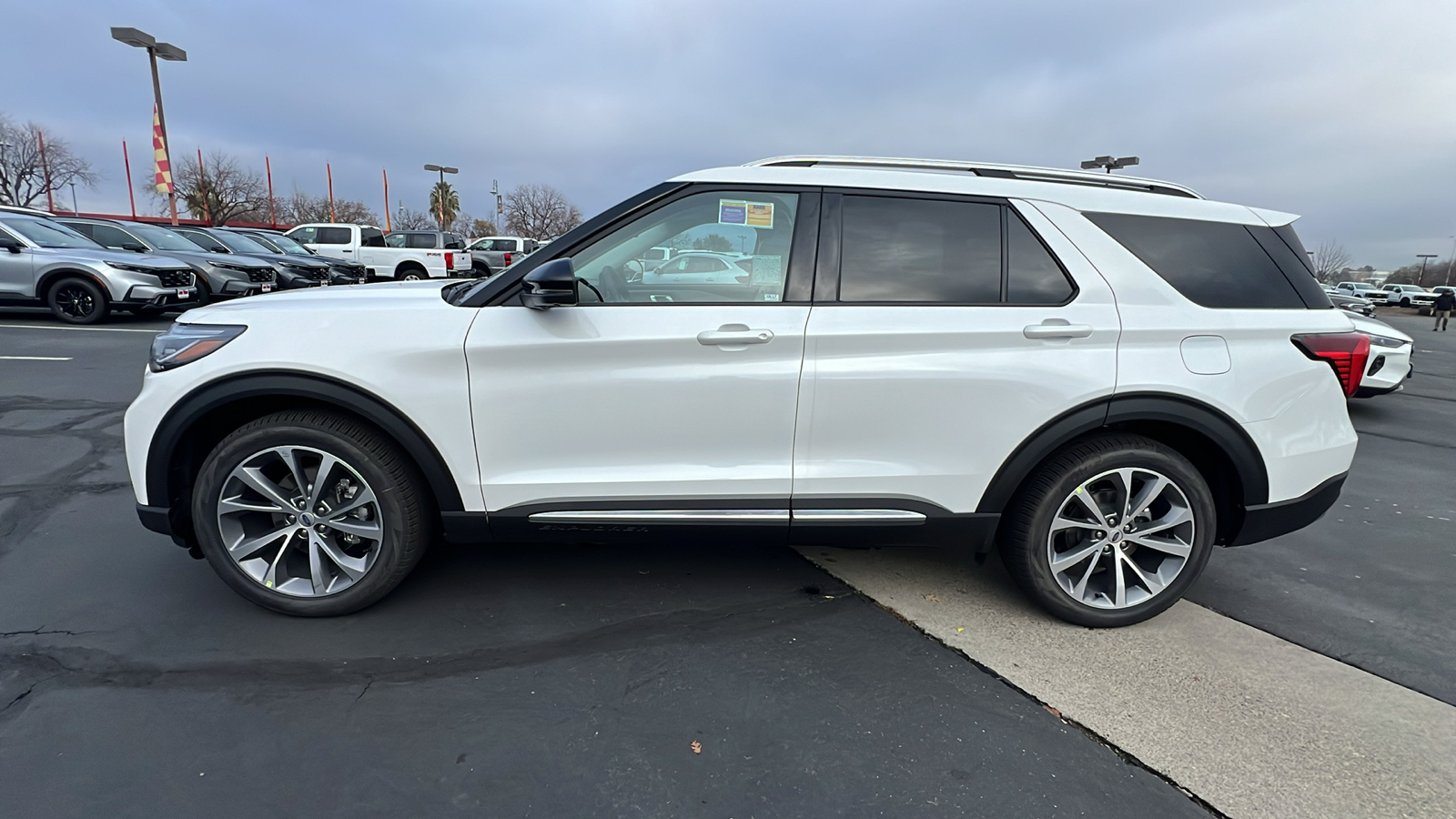 2025 Ford Explorer Platinum 8