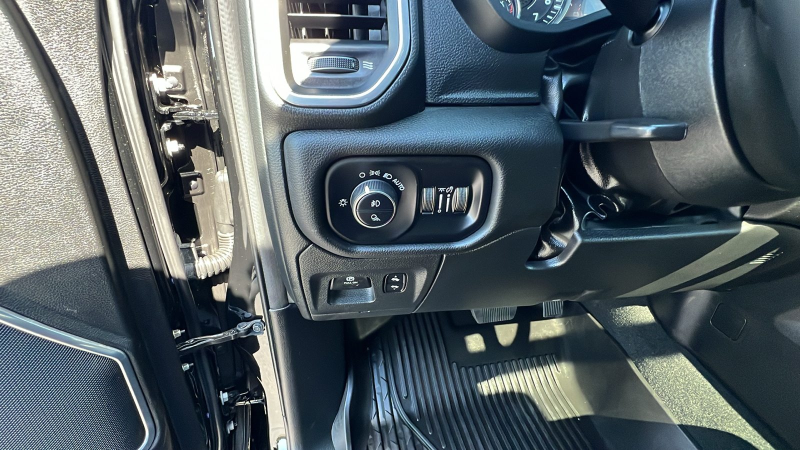 2023 Ram 1500 Laramie 31