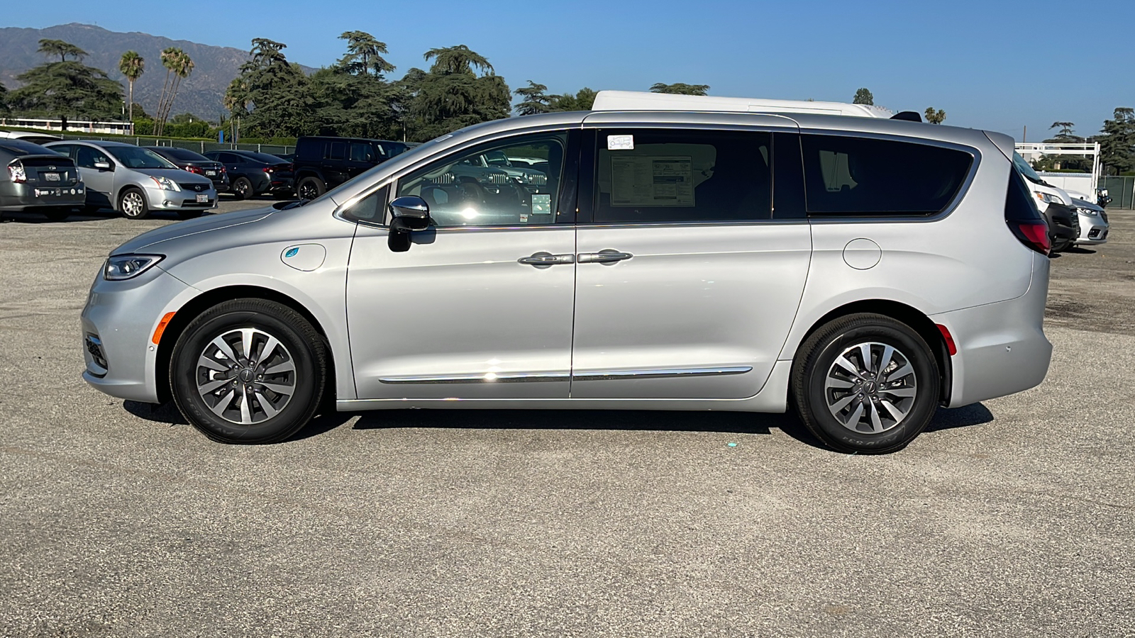 2023 Chrysler Pacifica Hybrid Limited 10