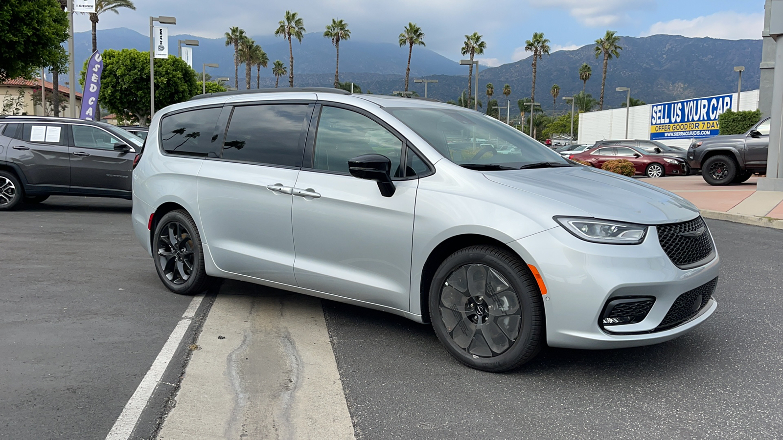 2023 Chrysler Pacifica Limited 1