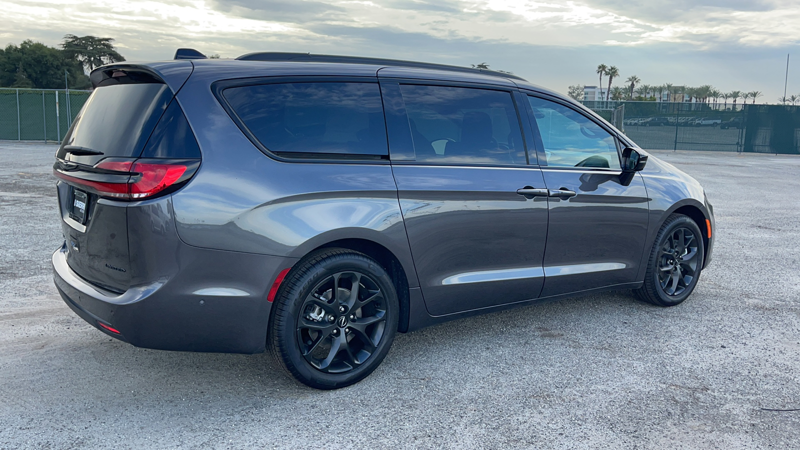 2023 Chrysler Pacifica Limited 3