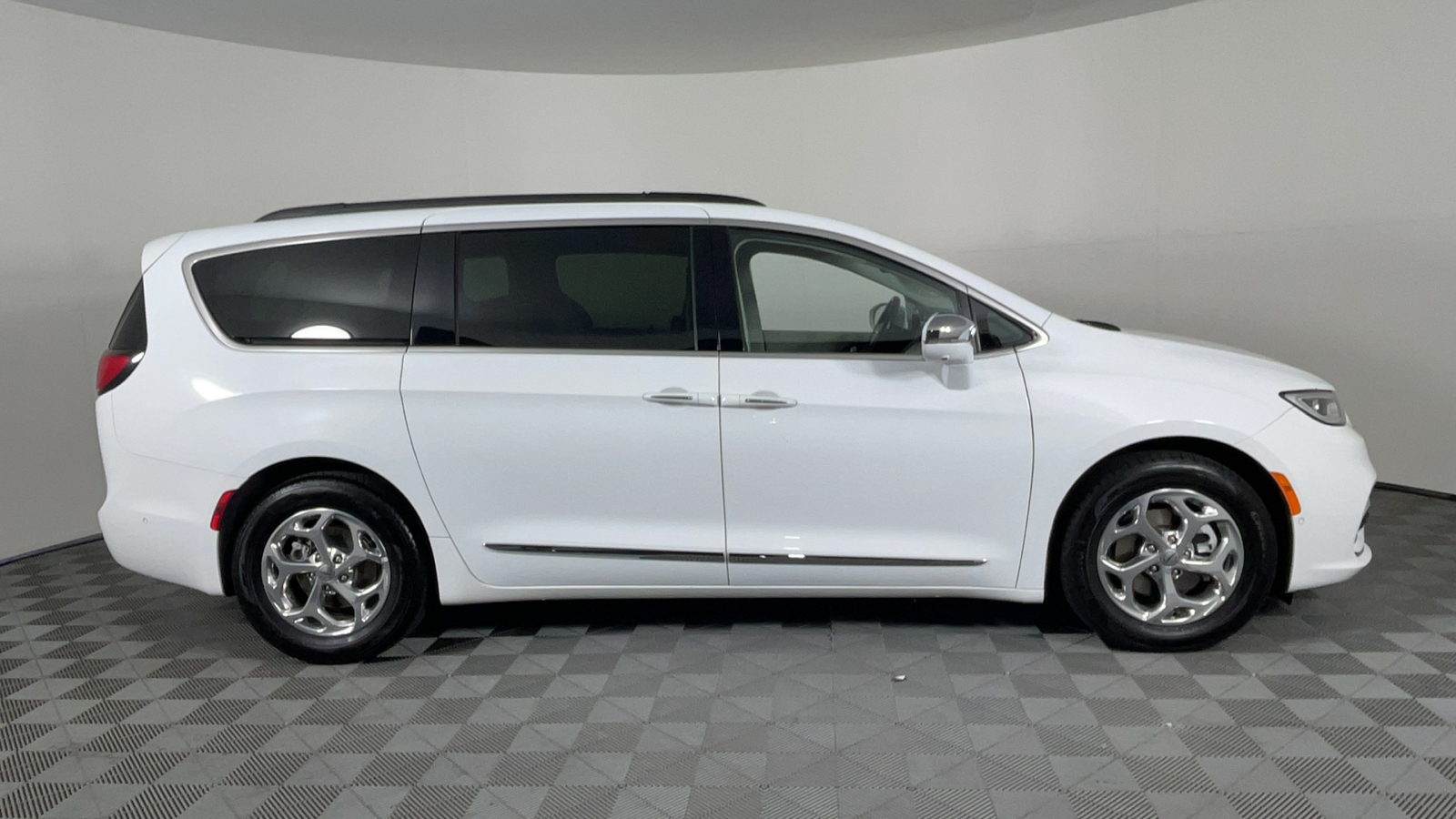 2022 Chrysler Pacifica Limited 3