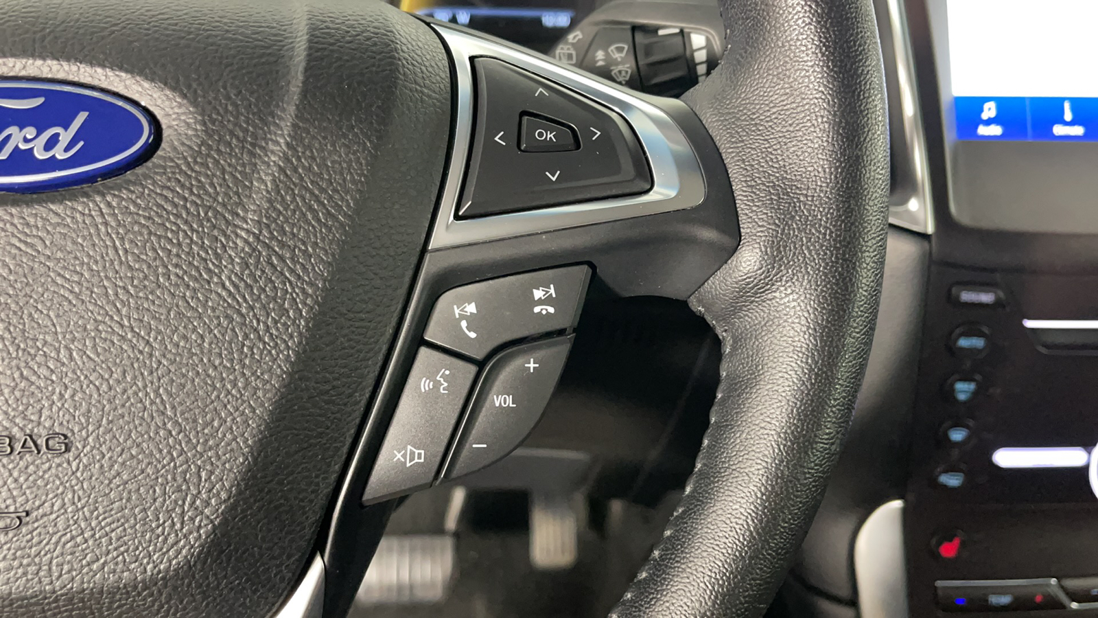 2019 Ford Edge Titanium 24