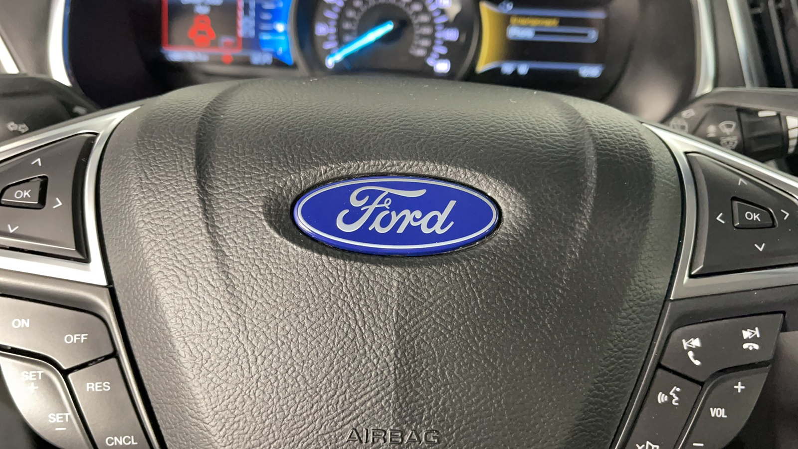 2019 Ford Edge Titanium 25