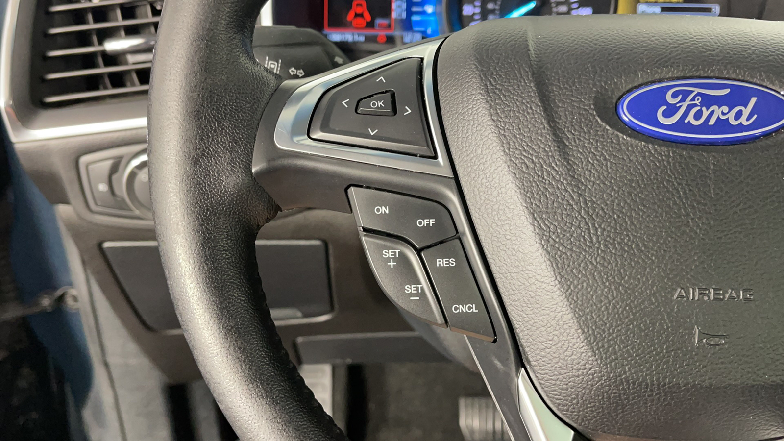 2019 Ford Edge Titanium 26