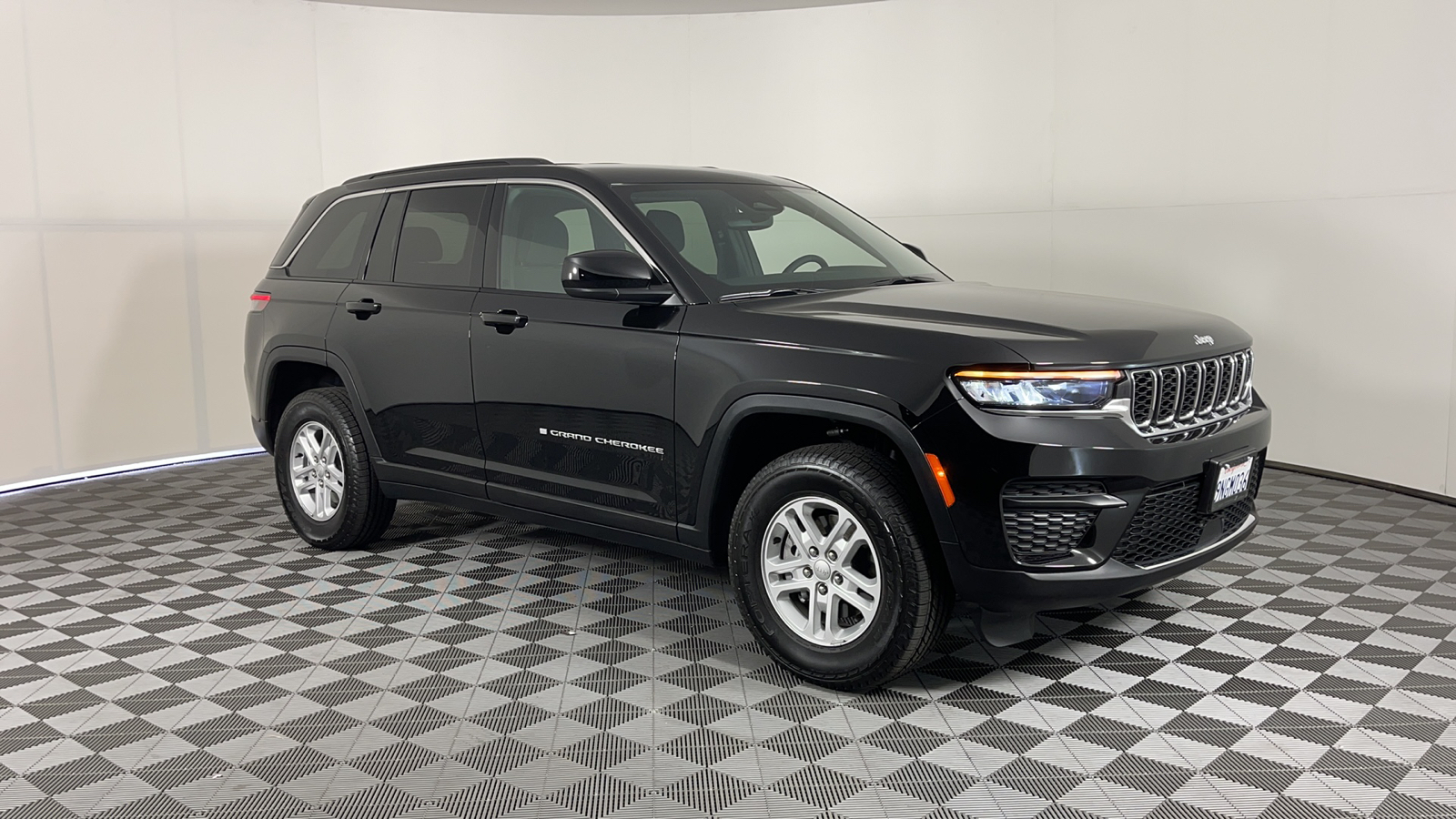 2024 Jeep Grand Cherokee Laredo 2