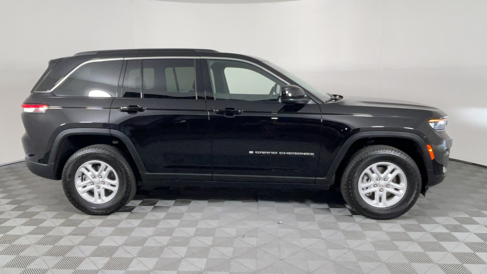 2024 Jeep Grand Cherokee Laredo 3