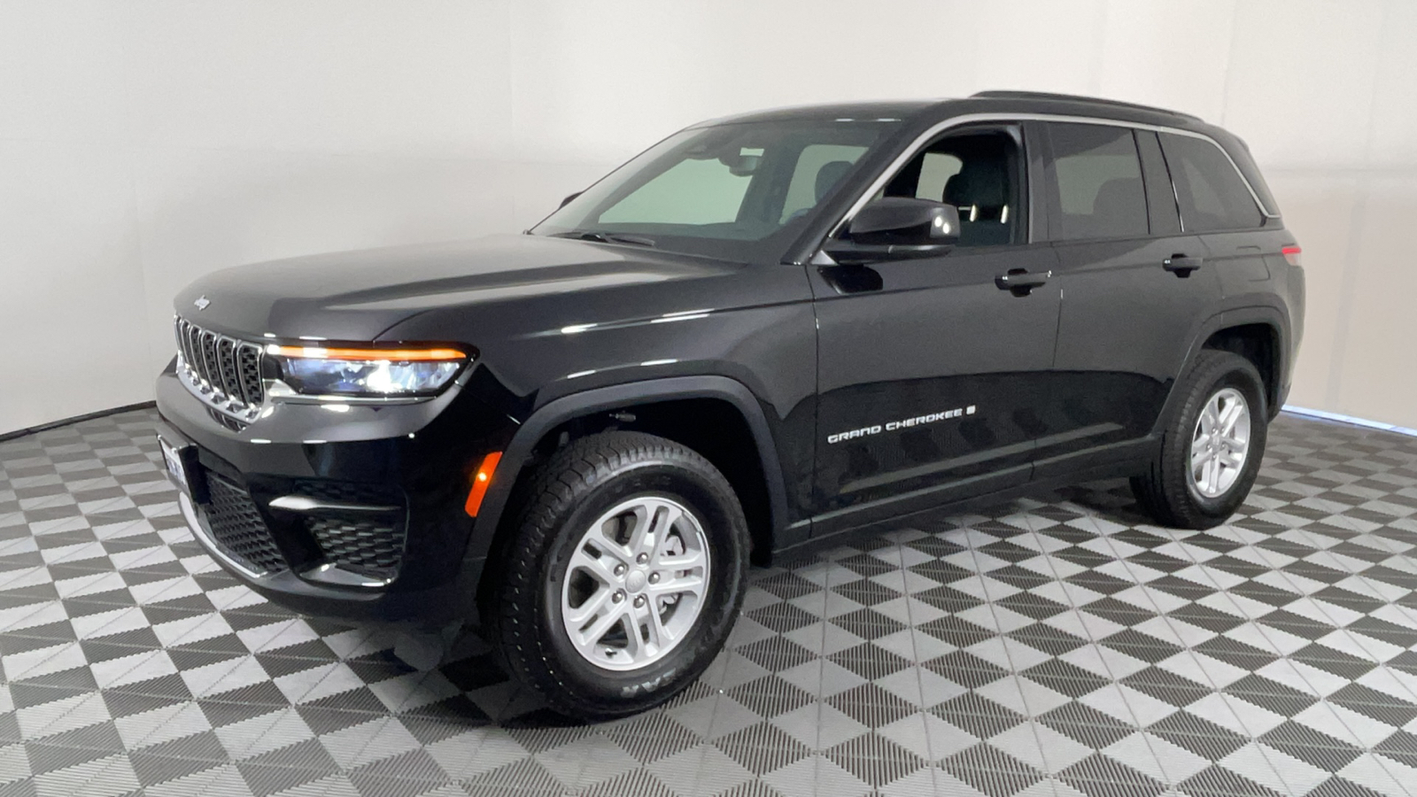 2024 Jeep Grand Cherokee Laredo 8