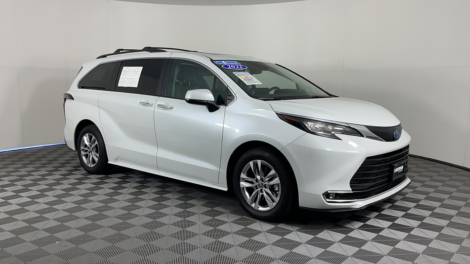 2022 Toyota Sienna XLE 1