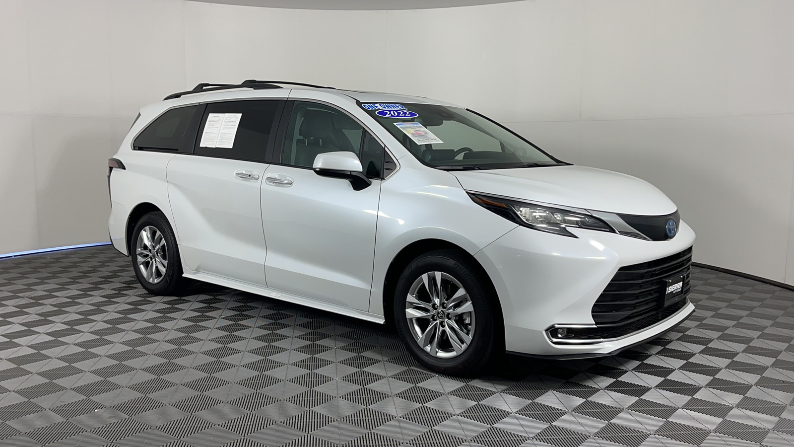 2022 Toyota Sienna XLE 2