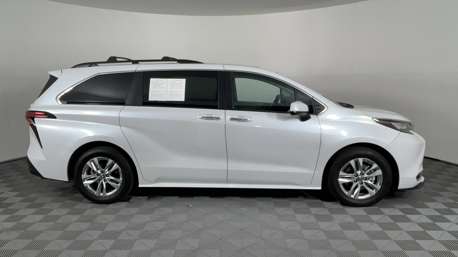 2022 Toyota Sienna XLE 3