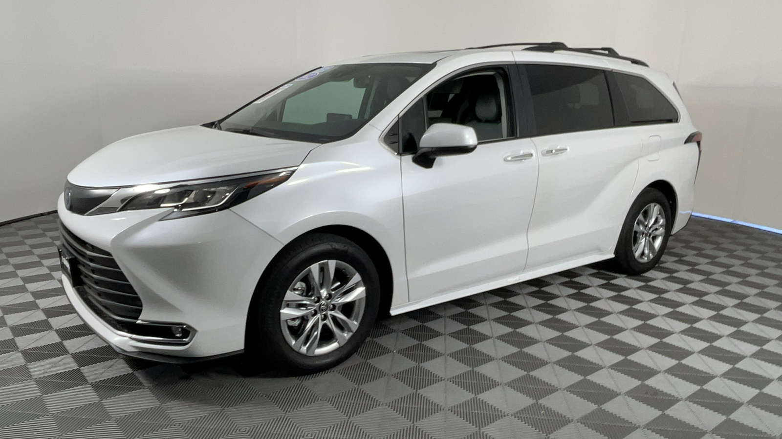 2022 Toyota Sienna XLE 8