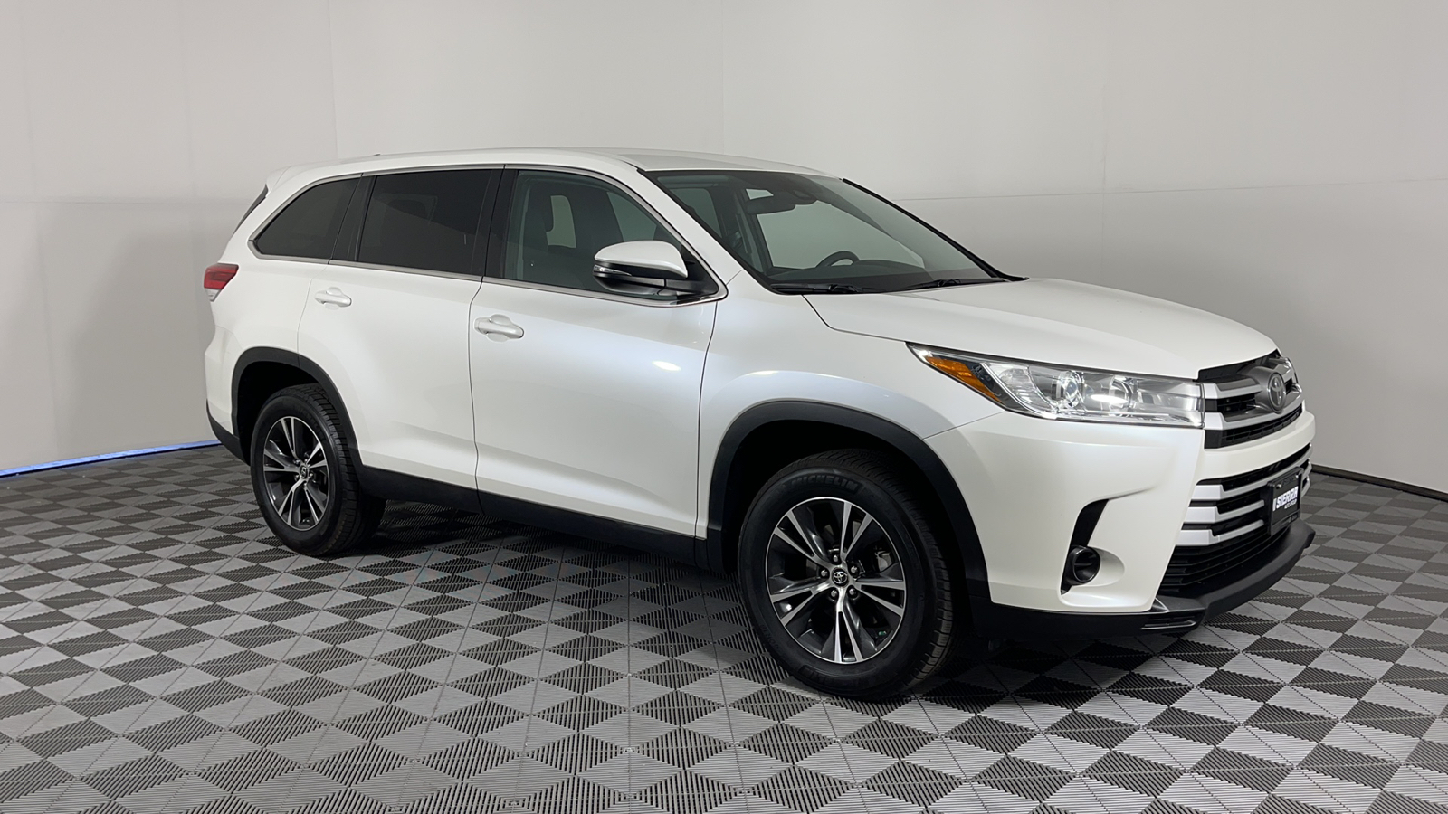 2019 Toyota Highlander LE 1