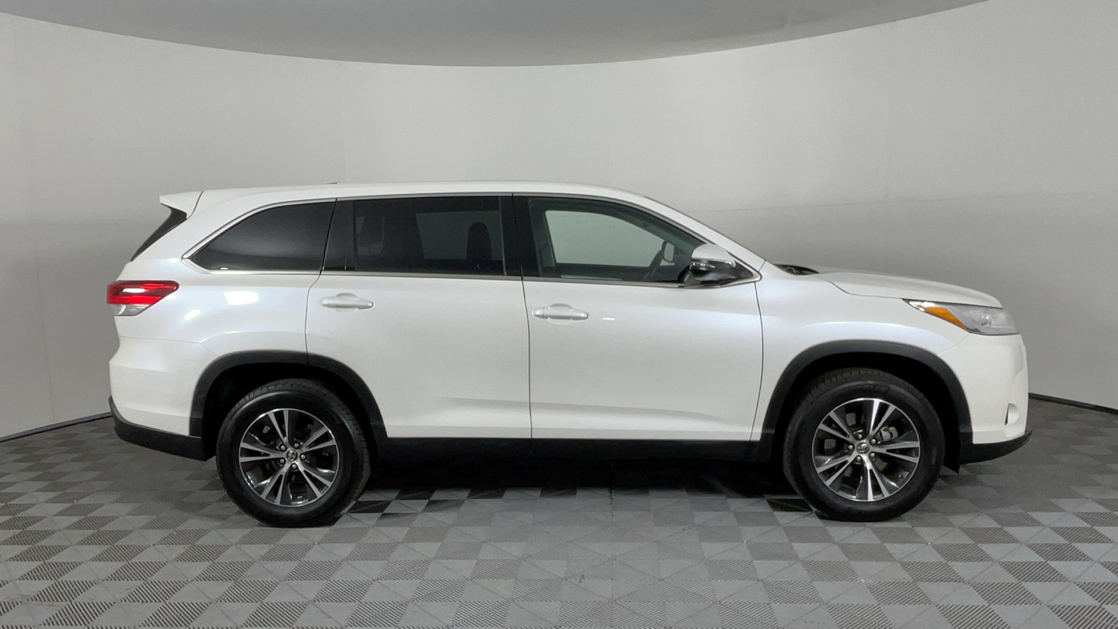 2019 Toyota Highlander LE 3