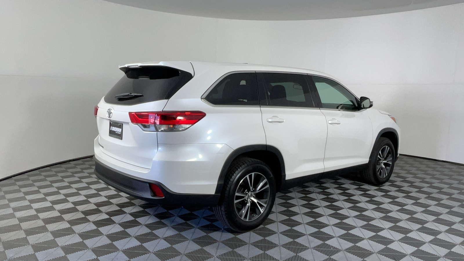 2019 Toyota Highlander LE 4