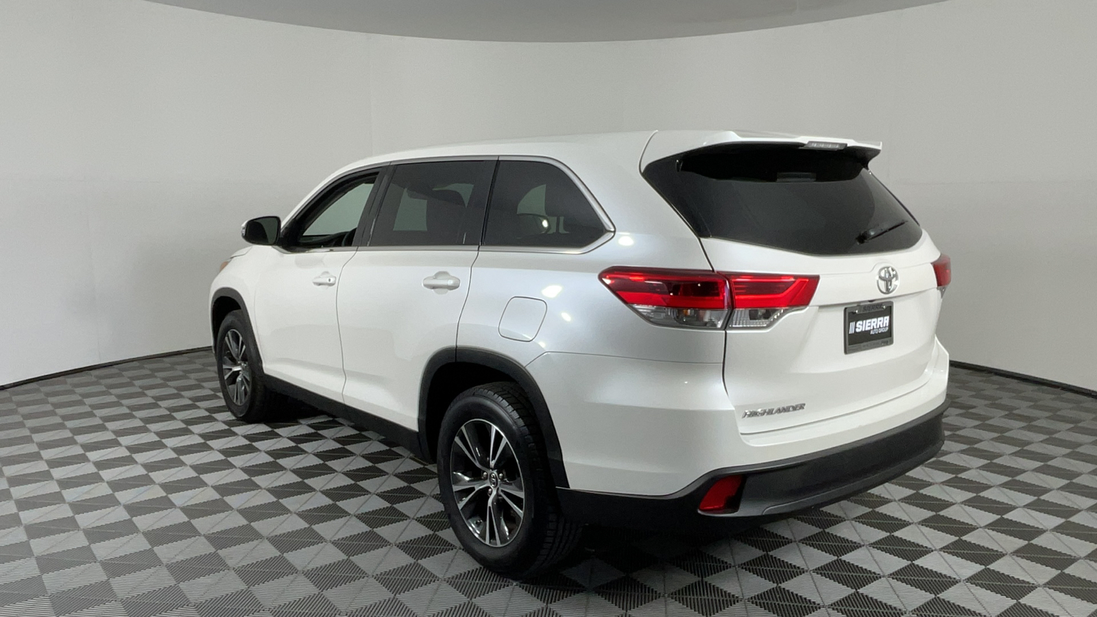 2019 Toyota Highlander LE 6