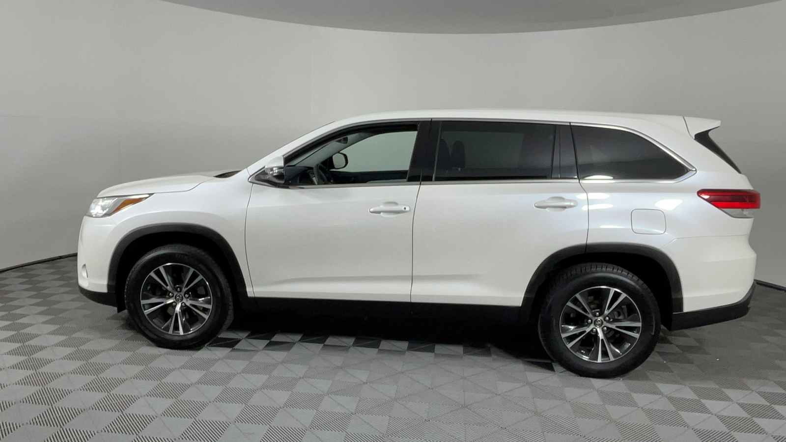 2019 Toyota Highlander LE 7