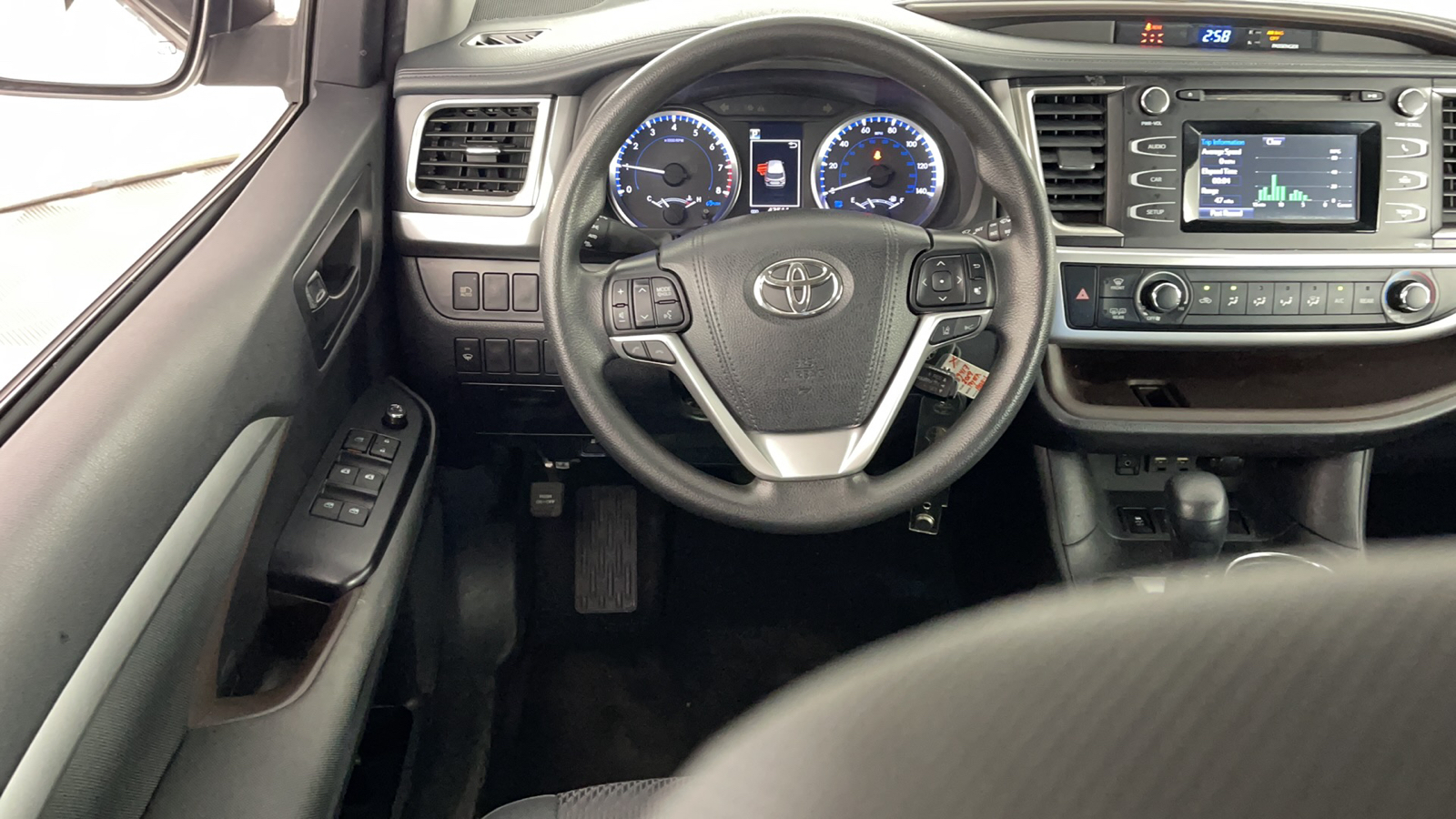 2019 Toyota Highlander LE 14