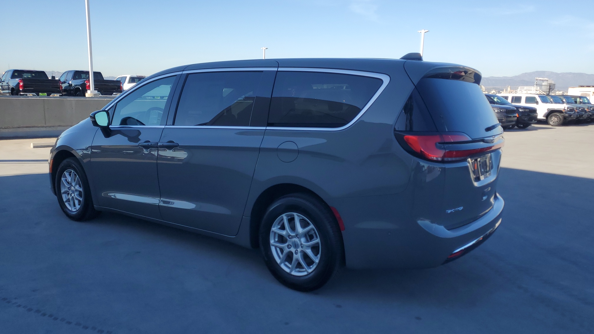 2025 Chrysler Pacifica Select 3