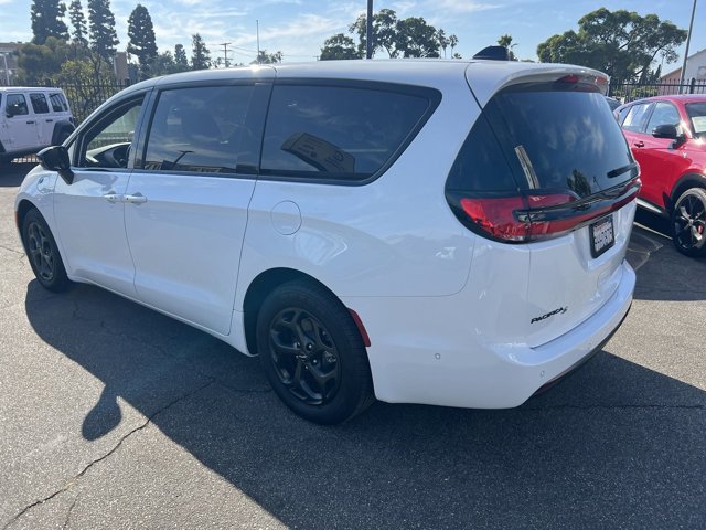 2023 Chrysler Pacifica Hybrid Limited 17