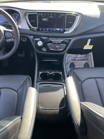 2023 Chrysler Pacifica Hybrid Limited 30