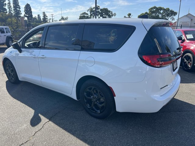 2023 Chrysler Pacifica Hybrid Limited 32