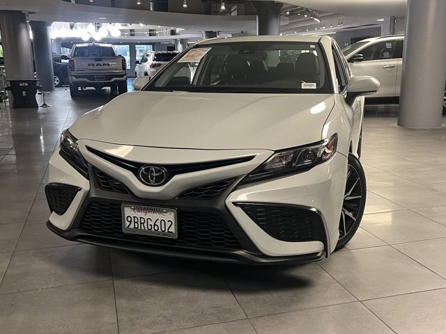 2022 Toyota Camry SE 2