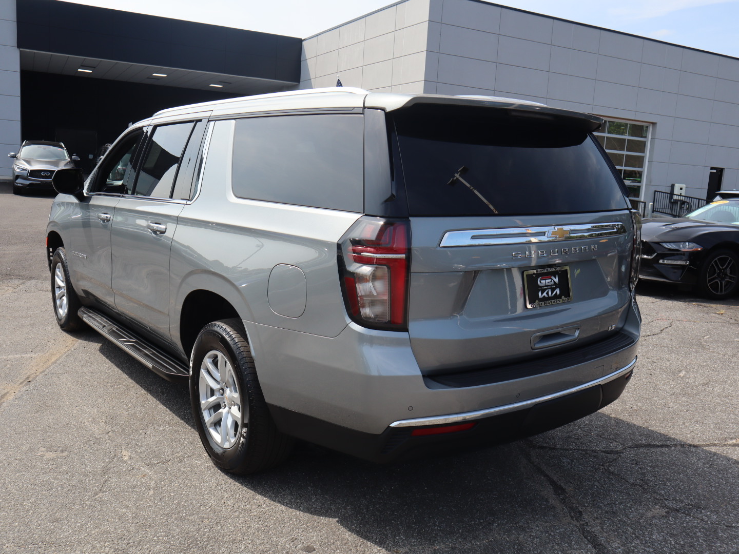 2023 Chevrolet Suburban LT 5