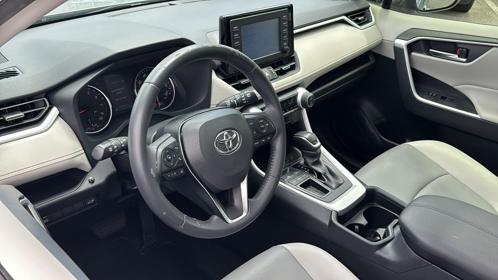 2019 Toyota RAV4 XLE Premium 8