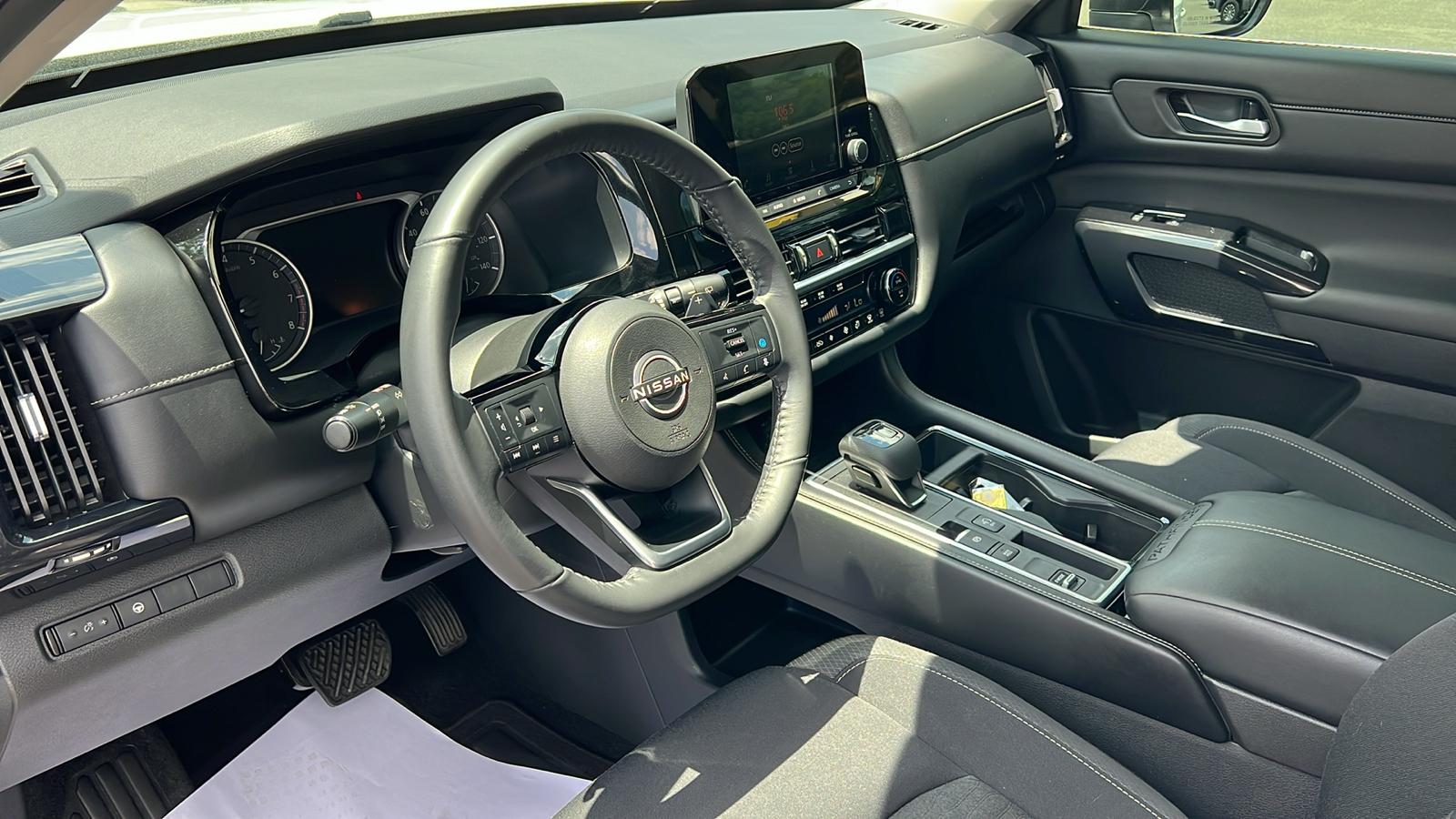 2022 Nissan Pathfinder SV 11
