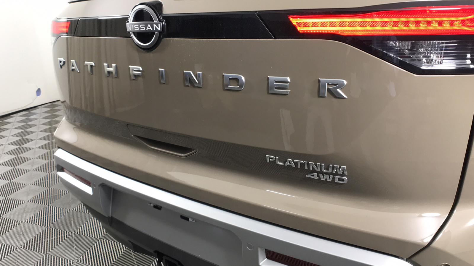 2024 Nissan Pathfinder Platinum 32