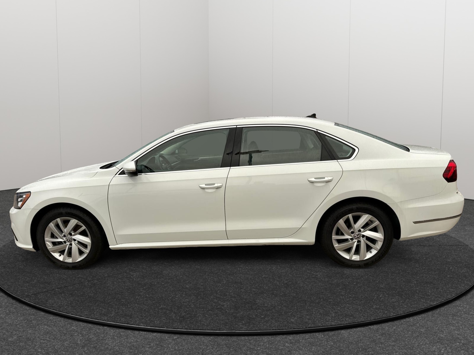 2018 Volkswagen Passat 2.0T SE 3