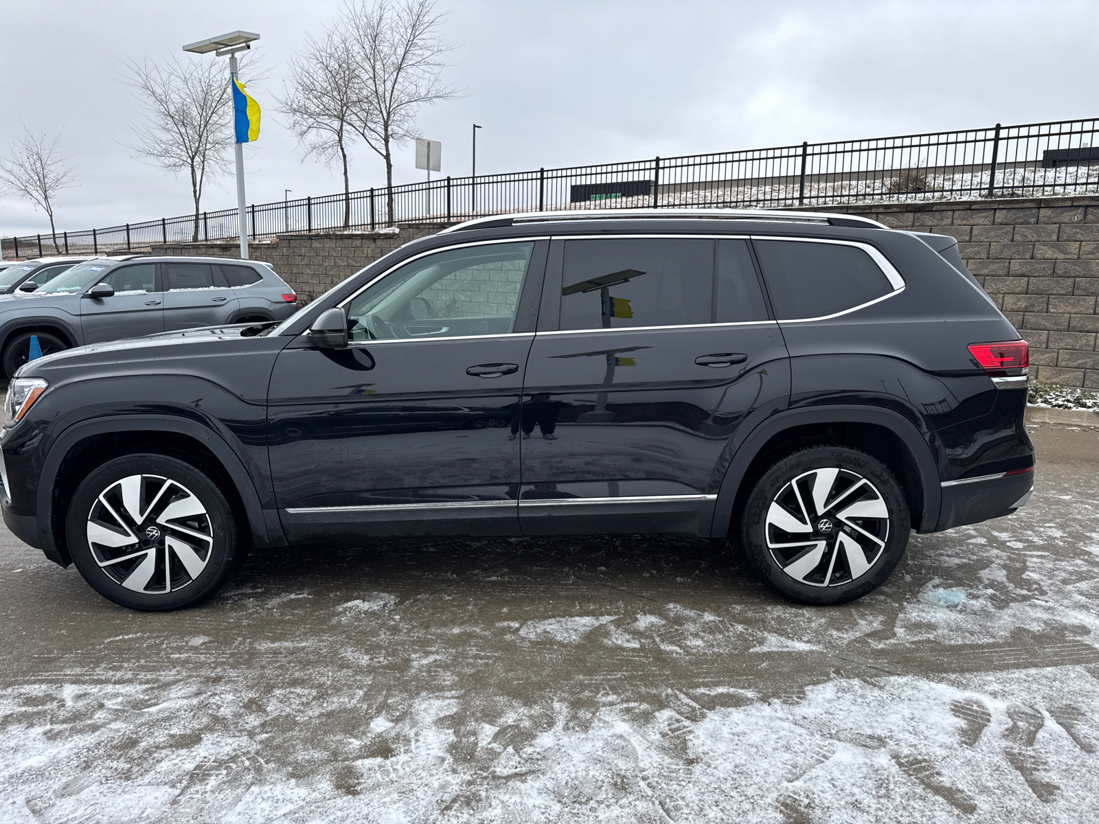 2024 Volkswagen Atlas 2.0T SEL 3